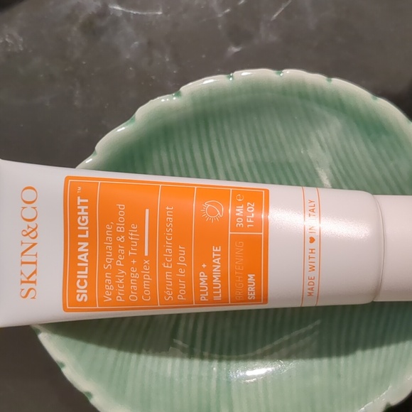 Plump & Illuminate Serum - Picture 4 of 4